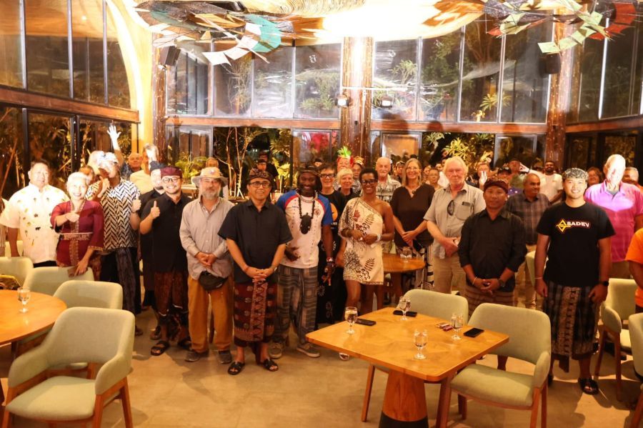 podiumnews.com-Walikota Denpasar Serahkan Piala Bergilir Rare Angon Festival