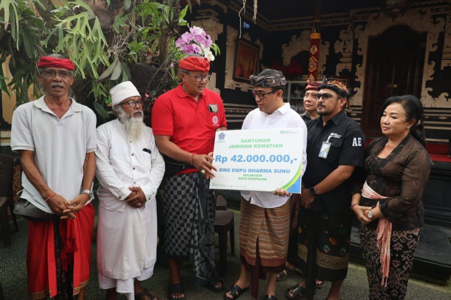 Walikota Denpasar I Gusti Ngurah Jaya Negara menyerahkan santunan kematian secara simbolis kepada ahli waris Almarhum Ida Sira Mpu Nabe Dharma Sunu dari Griya Sira Mpu Pande, Desa Adat Tonja, Denpasar, Bali, Selasa (8/9/2026). (foto/sukadana)