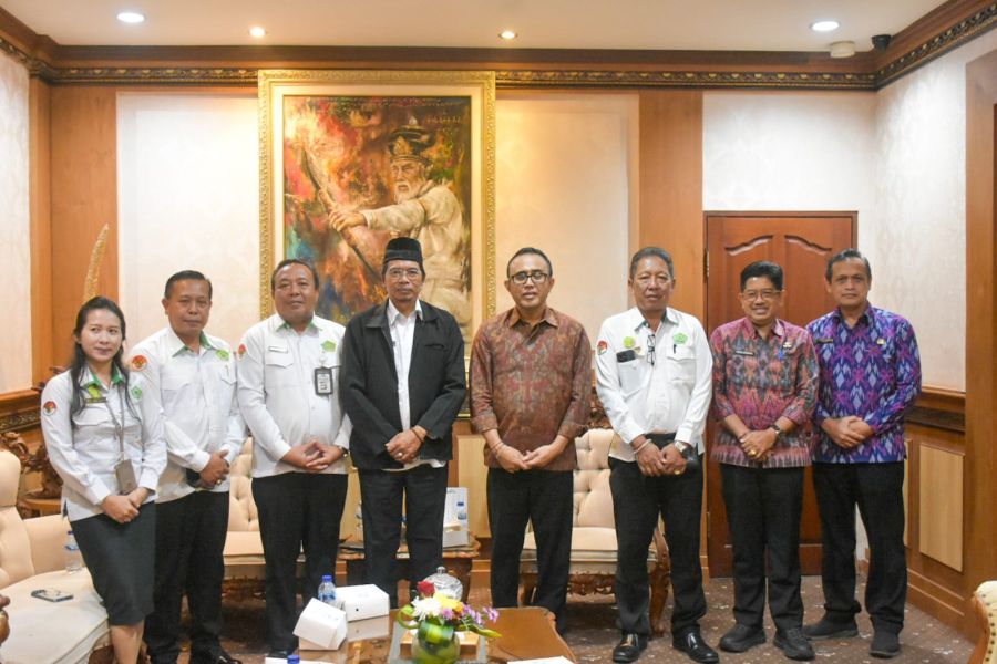 Walikota Denpasar, I Gusti Ngurah Jaya Negara saat menerima kunjungan silaturahmi Kepala Kanwil Kementerian Agama Provinsi Bali, I Gusti Made Sunartha bersama Plt. Kepala Kantor Kementerian Agama Kota Denpasar, Ida Bagus Dibya, di Kantor Walikota Denpasar, Bali, Selasa (27/1/2026). (foto/sukadana)
