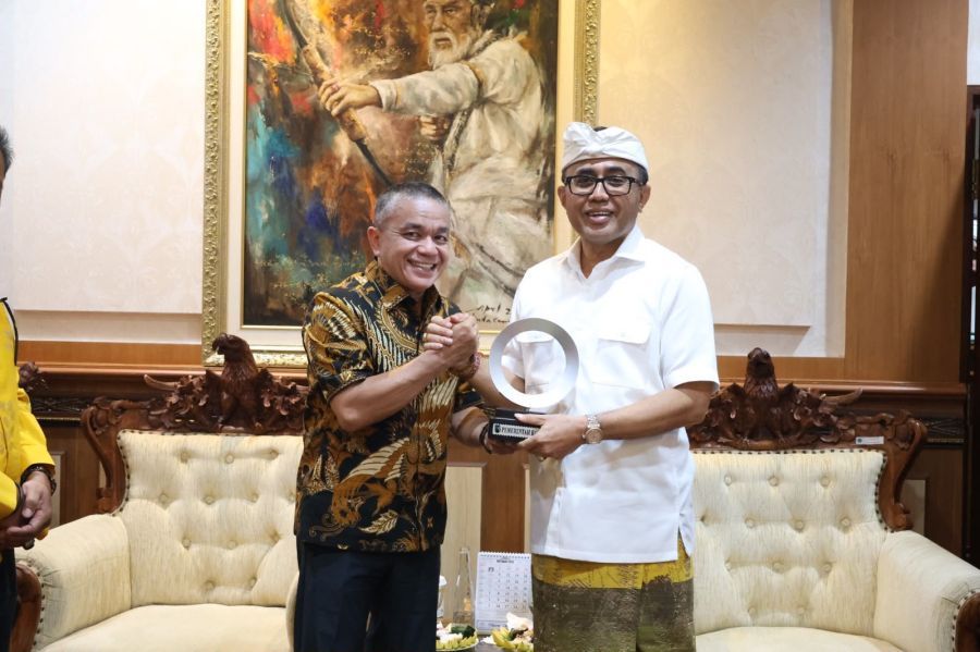Walikota Denpasar, I Gusti Ngurah Jaya Negara, didampingi Sekretaris Daerah Kota Denpasar, I Gusti Ngurah Eddy Mulya, saat menerima kunjungan kerja Walikota Palu, H. Hadianto Rasyid, beserta jajaran Pemerintah Kota Palu di Kantor Walikota Denpasar, Bali, Senin (26/10/2026). (foto/sukadana)