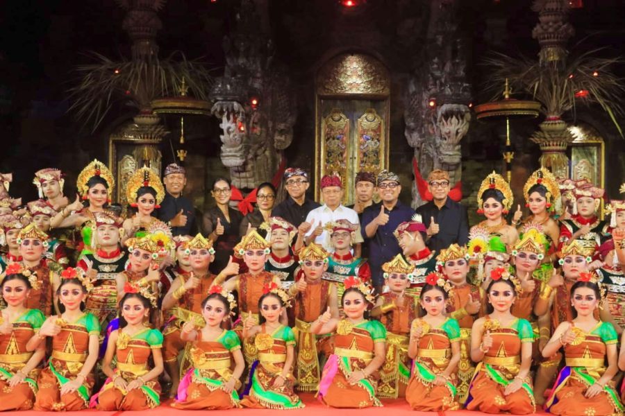  Gubernur Bali Wayan Koster, Walikota Denpasar I Gusti Ngurah Jaya Negara, Wakil Walikota Denpasar I Kadek Agus Arya Wibawa, Anggota DPRD Provinsi Bali I Gusti Ngurah Gede Marhaendra Jaya, Ketua Komisi II DPRD Kota Denpasar I Wayan Sutama, Sekda Kota Denpasar I Gusti Ngurah Eddy Mulya, Ketua TP PKK Kota Denpasar Ny. Sagung Antari Jaya Negara menyaksikan penampilan Duta Gong Kebyar Anak-Anak Duta Kota Denpasar dalam ajang PKB XLVIII Tahun 2026 di Panggung Terbuka Ardha Candra, Taman Budaya Provinsi Bali, Senin (15/6/2026) malam. (foto/sukadana)