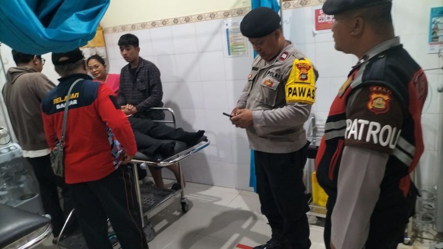 Ni Kadek SU, ditemukan warga tergeletak di atas trotoar Jembatan Tukad Bangkung di Desa Pelaga, Kecamatan Petang, Badung, Badung, Bali, Selasa (27/1/2026) malam, lalu dibawa ke Puskesmas I Petang. (foto/hes)