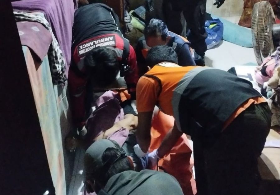 Petugas mengevakuasi mayat Lina yang ditemukan meninggal dunia di kamar kosnya di Jalan Pulau Bungin Gang Listrik nomor 5 Banjar Pitik, Kelurahan Pedungan, Denpasar Selatan, Denpasar, Bali, Selasa (6/1/2026). (foto/hes)