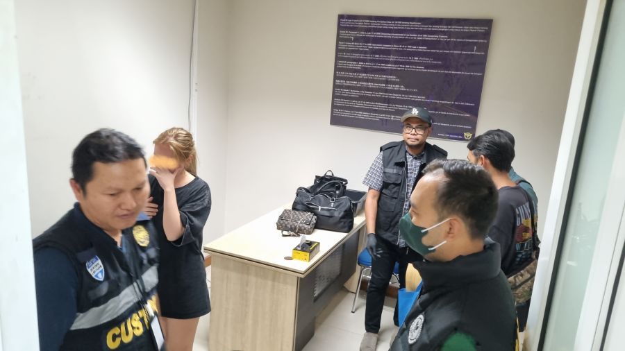 podiumnews.com-Wanita Kazakhstan Ditangkap di Bandara Ngurah Rai, Bawa 1 Kg Hashish