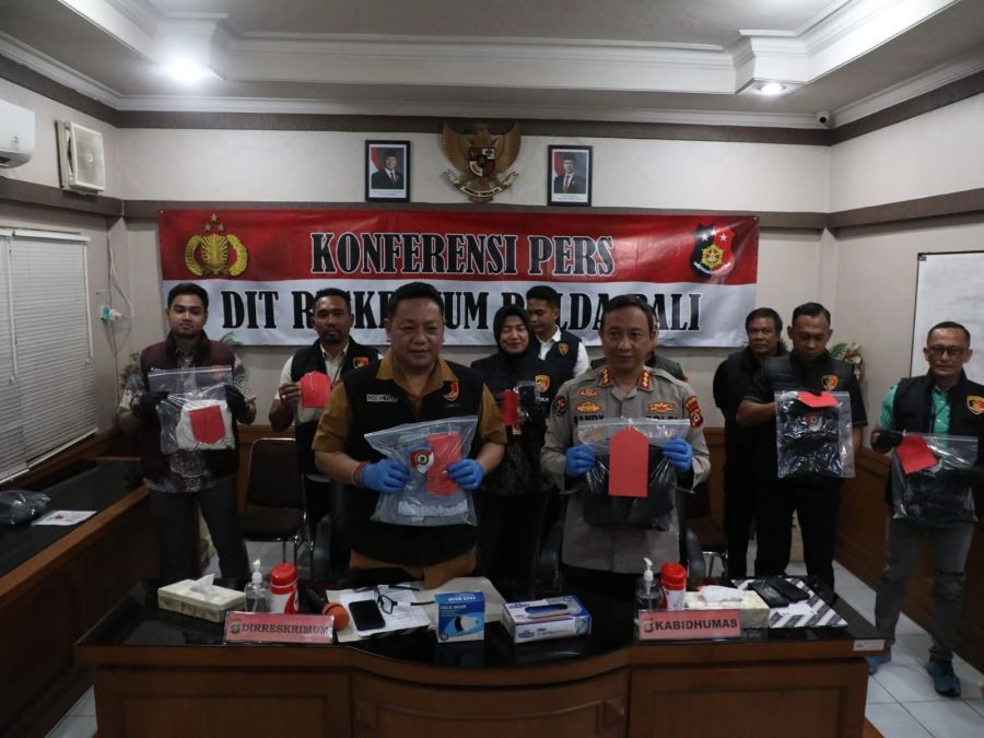 Direktorat Reskrimum Polda Bali memberi penjelasan tentang pria berinisial Kadek YP yang ditangkap karena diduga melecehkan perempuan WNA asal Tiongkok berinisial QY (32), di sebuah hotel di Desa Canggu, Kuta Utara, Badung, Bali. (foto/hes)