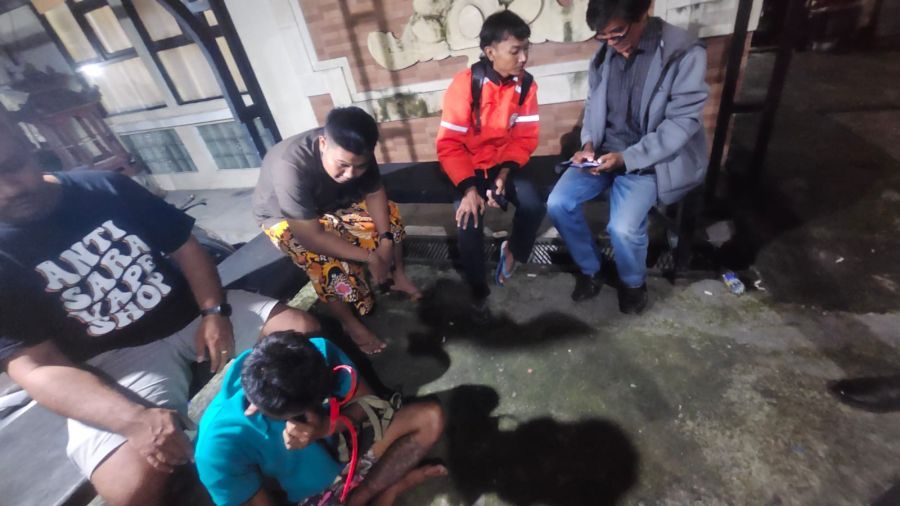 Terduga pelaku percobaan pencurian sepeda motor diamankan warga dan pengemudi ojek online di kawasan Panjer, Denpasar Selatan, Jumat (27/2/2026). (foto/hes)