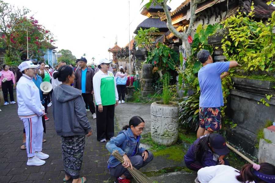 Ketua TP PKK dan TP Posyandu Provinsi Bali sekaligus Duta Pengelolaan Sampah Berbasis Sumber (PSBS) Palemahan Kedas (PADAS) Provinsi Bali, Ny. Putri Koster, memimpin langsung pelaksanaan kegiatan Kulkul PKK dan Posyandu yang digelar di Banjar Batulantang, Desa Sulangai, Kecamatan Petang, Kabupaten Badung, Bali, Minggu (5/4/2026). (foto/sukadana)