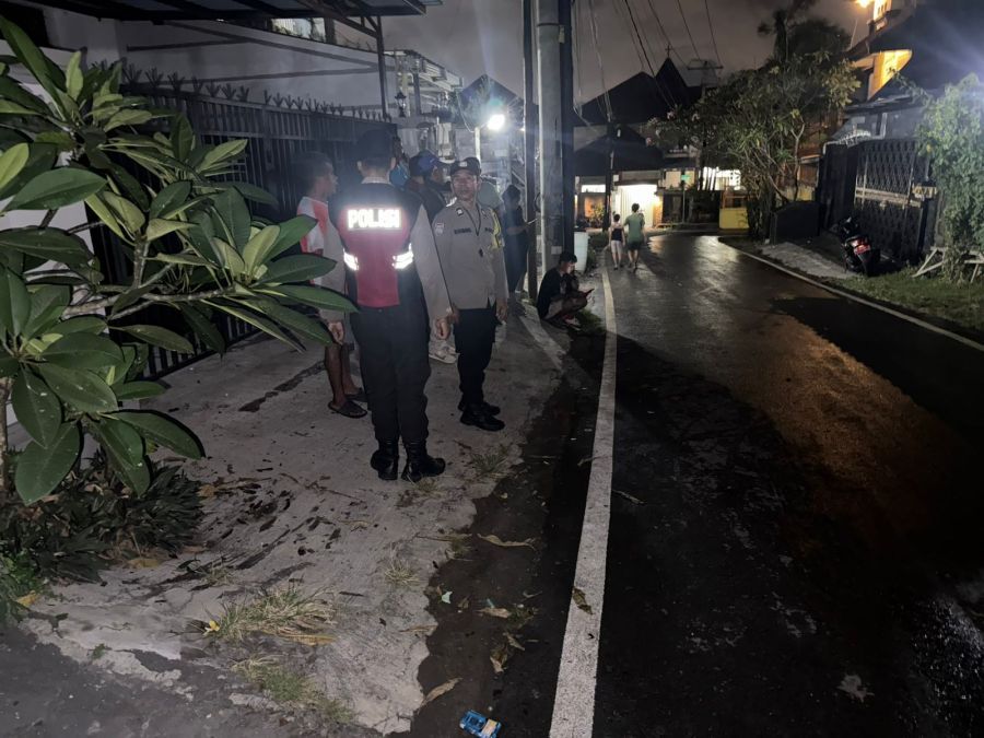 Polisi meminta keterangan dari warga terkait adanya ledakan dari pembakaran sampah di lahan kosong di Jalan Sari Dana II Nomor 9, Banjar Uma Sari, Desa Ubung Kaja, Denpasar Utara, Denpasar, Bali, Minggu (26/4/2026) malam. (foto/hes)