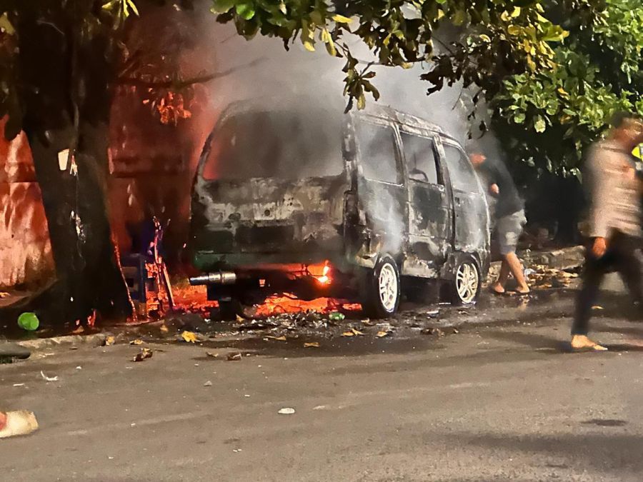 Satu unit mobil milik pedagang terbakar saat terparkir di kawasan Dermaga Barat, Pelabuhan Benoa, Denpasar Selatan, Denpasar, Bali, Minggu (26/4/2026). (foto/hes)