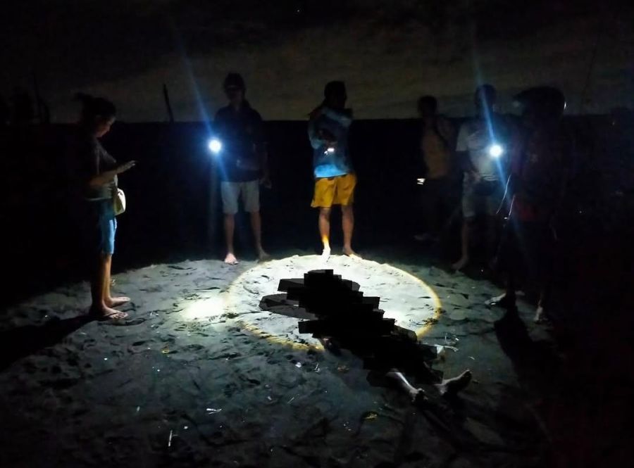 Warga menemukan jenazah lansia bernama Ni Made SK, di pesisir Pantai Biaung, Kelurahan Kesiman Kertalangu, Denpasar Timur, Denpasar, Bali, Minggu (10/5/2026) malam. (foto/hes)