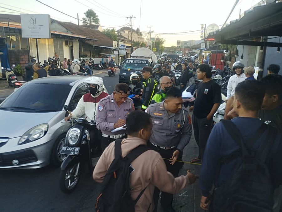 Warung ayam geprek yang tertabrak mobil di Jalan Ahmad Yani Utara, Kelurahan Peguyangan, Denpasar Utara, Denpasar, Bali. (foto/hes)