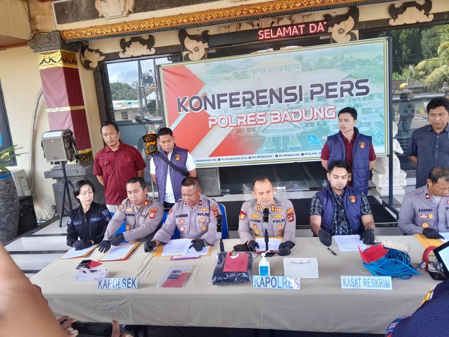 Kapolres Badung AKBP Joseph Edward Purba saat jumpa pers terkait pencurian di sebuah warung, di Mapolres Badung, Kamis (30/4/2026). (foto/hes)