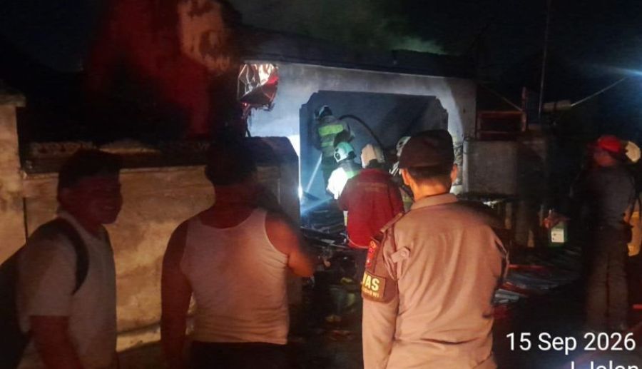 Petugas menangani kebakaran warung makan milik Ni Nyoman Butiarti di Jalan Anggrek II, Kelurahan Kapal, Kecamatan Mengwi, Badung, Bali, Selasa (15/9/2026) malam. (foto/hes)