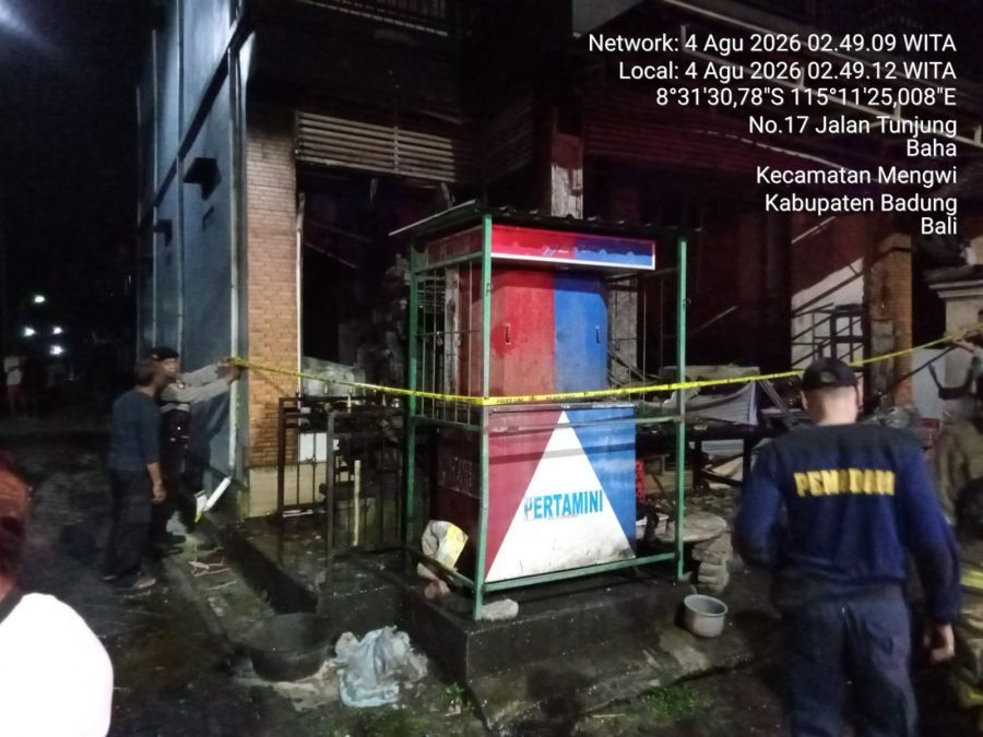 Polisi memasang police line di lokasi kebakaran warung di Banjar Busana Kelod, Desa Baha, Kecamatan Mengwi, Badung, Bali, Selasa (4/8/2026) dini hari. (foto/hes)