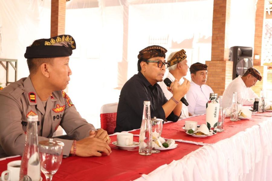 Wakil Walikota Denpasar, Kadek Agus Arya Wibawa saat Rapat Kordinasi Pelaksanaan Pengamanan dan Persiapan Menyambut Hari Suci Nyepi Caka 1948 yang beriringan dengan Bulan Ramadan dan Hari Raya Idulfitri bersama Bendesa se-Kota Denpasar  di Wantilan Pura Dalem Bungkeneng, Desa Adat Tonja, Denpasar, Bali, Kamis (12/3/2026). (foto/sukadana)