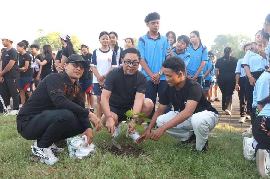 Wawali Denpasar I Kadek Agus Arya Wibawa bersama siswa SMAN 2 Denpasar saat aksi bersih Pantai Mertasari. (foto/sukadana)