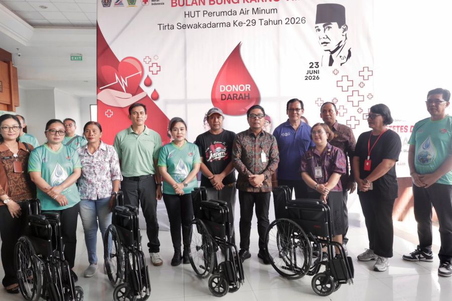 Wakil Walikota Denpasar, I Kadek Agus Arya Wibawa meninjau langsung pelaksanaan kegiatan donor darah yang diselenggarakan serangkaian HUT ke-29 Perumda Tirta Sewakadarma dan juga Bulan Bung Karno ke VIII, di Gedung DNA, Denpasar, Bali, Selasa (23/6/2026). (foto/sukadana)