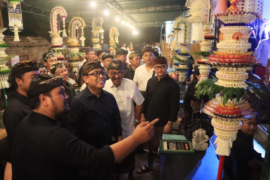 Wakil Walikota Denpasar I Kadek Agus Arya Wibawa bersama Anggota DPRD Provinsi Bali Anak Agung Gede Agung Suyoga, Ketua DPRD Kota Denpasar I Gusti Ngurah Gede menghadiri Lomba Penjor Mini rangkaian Meranggi Festival yang digelar Sekaa Teruna Yowana Dharma Laksana, Banjar Meranggi, Desa Kesiman Petilan, Kecamatan Denpasar Timur, Denpasar, Bali, Kamis (9/7/2026). (foto/sukadana)