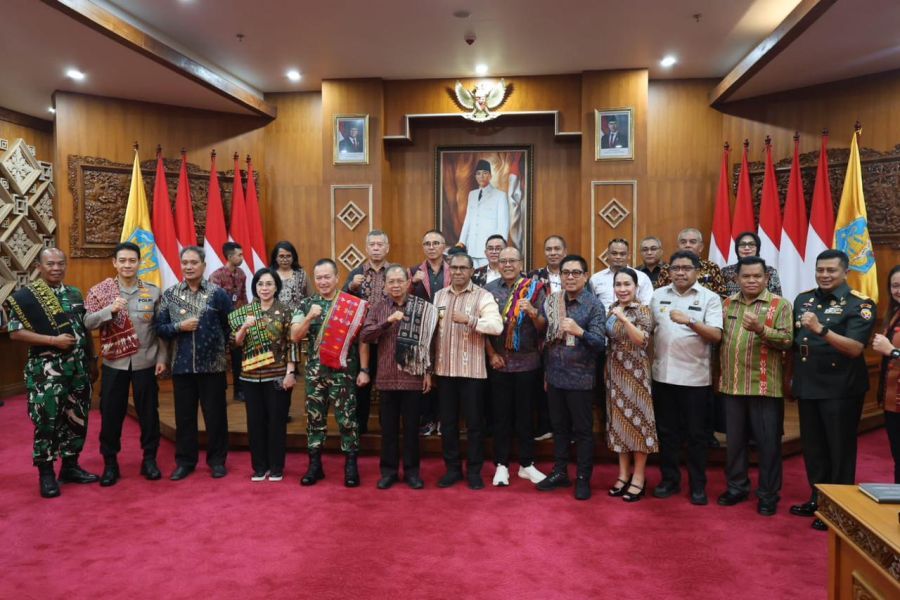 Wakil Walikota Denpasar, I Kadek Agus Arya Wibawa mendampingi Gubernur Bali, Wayan Koster saat menerima audiensi Wakil Gubernur NTT, Irjen Pol (Purn) Drs. Johni Asadoma, M.Hum bersama jajaran, Jumat (30/1/2026). (foto/sukadana)