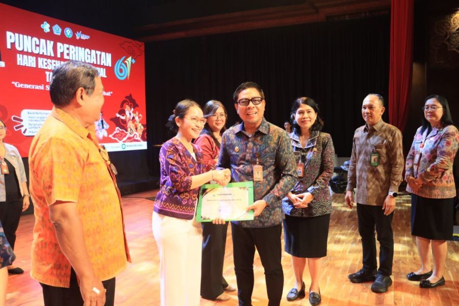 Wakil Walikota Denpasar, I Kadek Agus Arya Wibawa menyerahkan apresiasi dan penghargaan kepada insan kesehatan pada peringatan puncak peringatan HKN ke-61, Selasa (25/11/2025) di Dharma Negara Alaya, Lumintang Denpasar, Bali. (foto/sukadana)