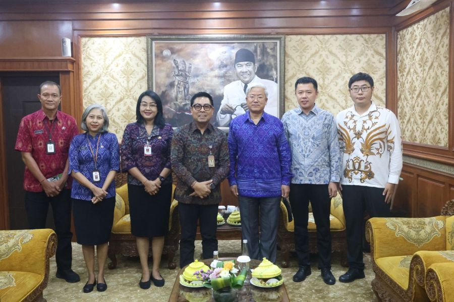 Wakil Walikota Denpasar, I Kadek Agus Arya Wibawa menerima secara resmi kunjungan kerja Konsul Jenderal Republik Rakyat Tiongkok di Denpasar, Zhang Zhisheng, di kantor Walikota Denpasar, Bali, Selasa (21/4/2026). (foto/sukadana)