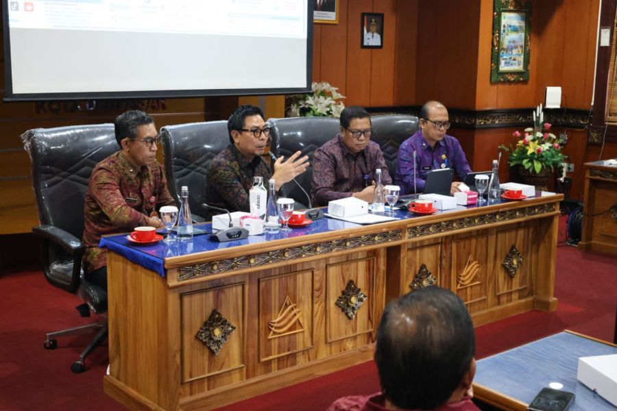 Wakil Walikota Denpasar I Kadek Agus Arya Wibawa melakukan kunjungan kerja ke Kantor Perumda Air Minum Tirta Sewakadharma Kota Denpasar, Bali, Jumat (18/9/2026). (foto/sukadana)