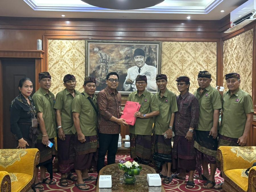 Wakil Wali Kota Denpasar, I Kadek Agus Arya Wibawa menerima audiensi dari Sabha Upadesa Kota Denpasar, di Ruang Tamu Wakil Walikota Denpasar, Bali, Selasa (23/12/2025). (foto/sukadana)