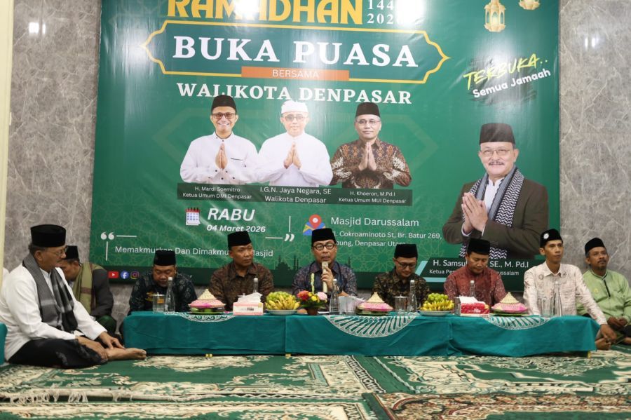 Wakil Walikota I Kadek Agus Arya Wibawa, bersama Sekda Kota Denpasar, IGN Eddy Mulya saat menghadiri Buka Puasa Bersama di Masjid Darussalam, Kelurahan Ubung, Kecamatan Denpasar Utara, Denpasar, Bali, Rabu (4/3/2026) petang. (foto/sukadana)