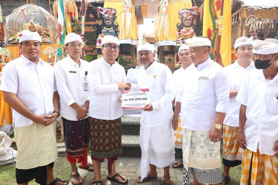 podiumnews.com-Wawali Denpasar Hadiri Karya Mamungkah di Pura Taman Sari