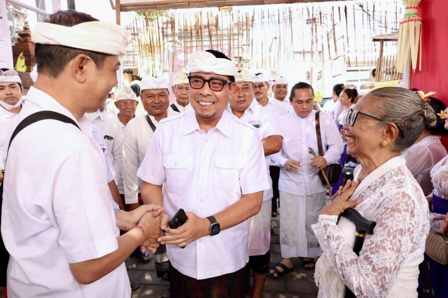 Wakil Walikota Denpasar, I Kadek Agus Arya Wibawa menghadiri rangkaian Karya Ngenteg Linggih, Nila Pati, Pedudusan Alit dan Wraspati Kalpa di Pura Sekar Jepun, Tangkas Kori Agung, Desa Adat Kerobokan, Badung, Bali, Kamis (8/10/2026). (foto/sukadana)