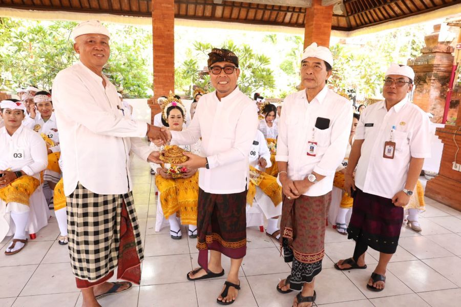 Wakil Walikota Denpasar, I Kadek Agus Arya Wibawa, menghadiri Metatah Massal yang digelar Desa Dangin Puri Kaja di Pura Agung Lokanatha, Denpasar, Bali, Rabu (19/8/2026). (foto/sukadana)