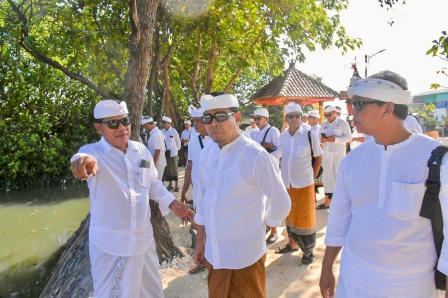 Wakil Walikota Denpasar, I Kadek Agus Arya Wibawa saat menghadiri Upacara Pecaruan Panca Sanak Madurga dan Panca Sata di Genah Suci Penganyutan, Banjar Suwung Batan Kendal, Desa Adat Sesetan, Denpasar, Bali, Senin (22/6/2026) bertepatan dengan rahina Soma Kliwon Wuku Kuningan. (foto/sukadana)