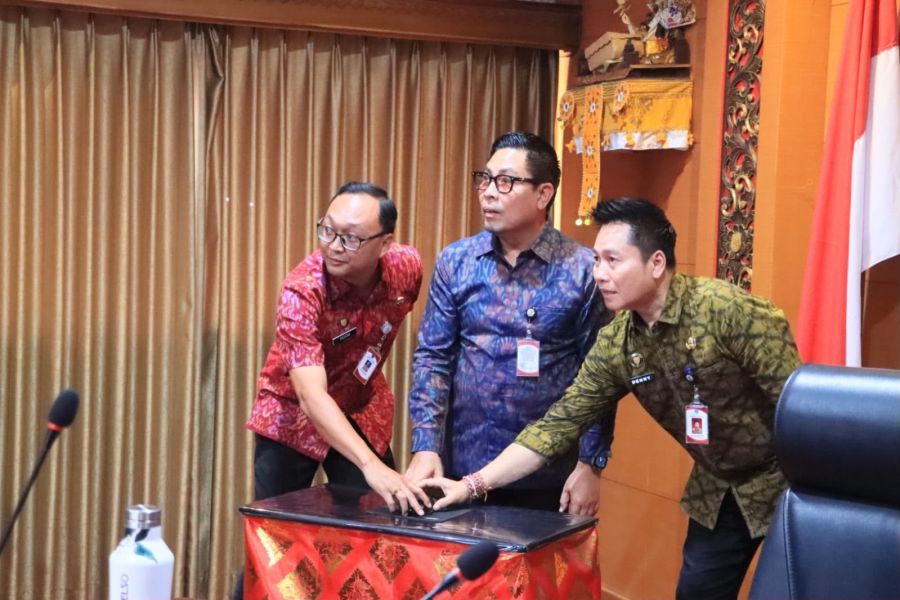 Wakil Walikota Denpasar, I Kadek Agus Arya Wibawa didampingi Kepala Bapenda Kota Denpasar, I Nyoman Denny Widya dalam pelaksanaan penetapan Nomor Objek Pajak (NOP) PBB-P2 penerima penghargaan (reward) Tahun 2026, di ruang pertemuan Kantor Badan Pendapatan Daerah (Bapenda) Kota Denpasar, Bali, Selasa (27/10/2026). (foto/sukadana)