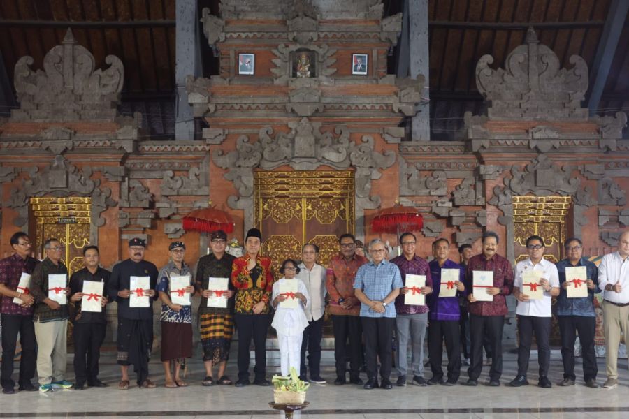 podiumnews.com-Wawali Denpasar Hadiri Penyerahan Sertifikat Tanah Pura dan Aset Pemda