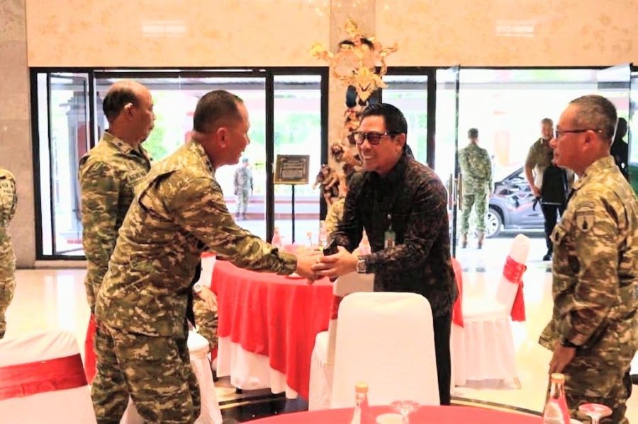 Wakil Walikota Denpasar, I Kadek Agus Arya Wibawa saat berbincang bincang dengan Mayjen TNI Piek Budyakto dan Mayjen TNI Made Putra Widiastawa saat acara pisah sambut Panglima Komando Daerah Militer (Pangdam) IX/Udayana, di Denpasar, Bali, Rabu (21/10/2026). (foto/sukadana)