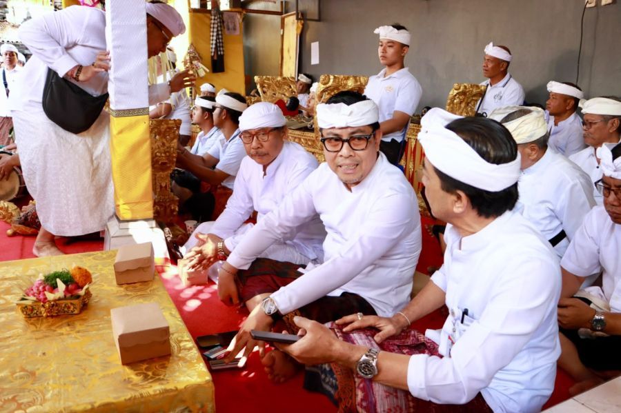 podiumnews.com-Wawali Denpasar Hadiri Puncak Karya Wrespati Kalpa Agung Pura Gunung Sari