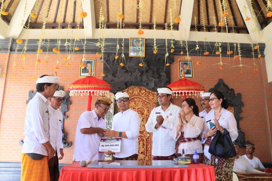 Wakil Walikota Denpasar, I Kadek Agus Arya Wibawa dalam kesempatan menghadiri Pemelaspasan dan peresmian Banjar Sanga Agung, Denpasar, Bali, Kamis (4/12/2025). (foto/sukadana)