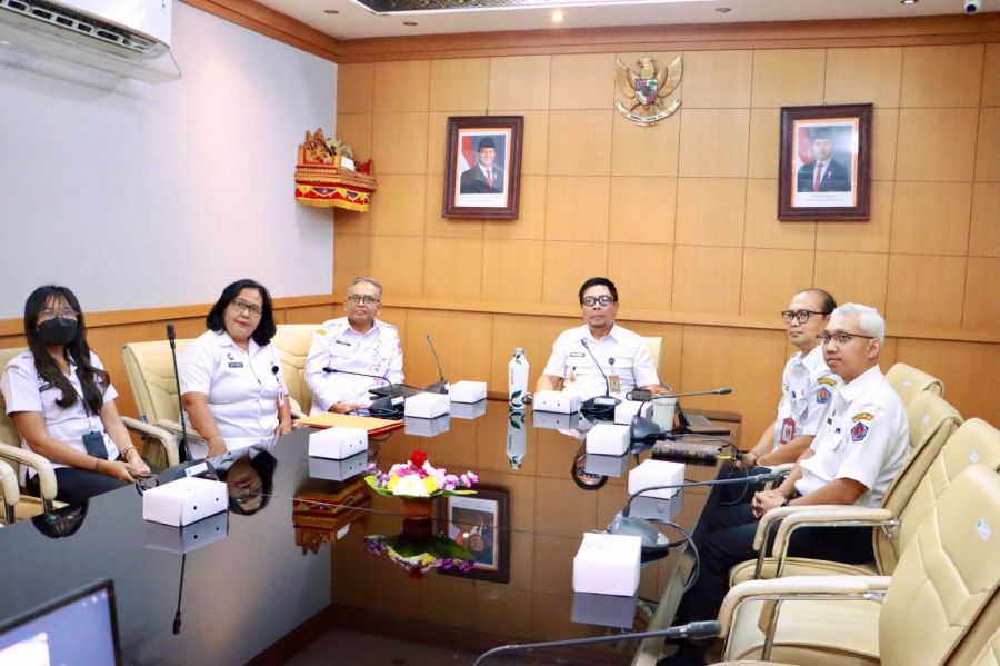 Wawali Kota Denpasar Arya Wibawa saat mengikuti Rapat Koordinasi Penanggulangan Kemiskinan (RKPK) Provinsi Bali, di Ruang Rapat Wakil Walikota Denpasar, Bali, Rabu (24/6/2026). (foto/sukadana)