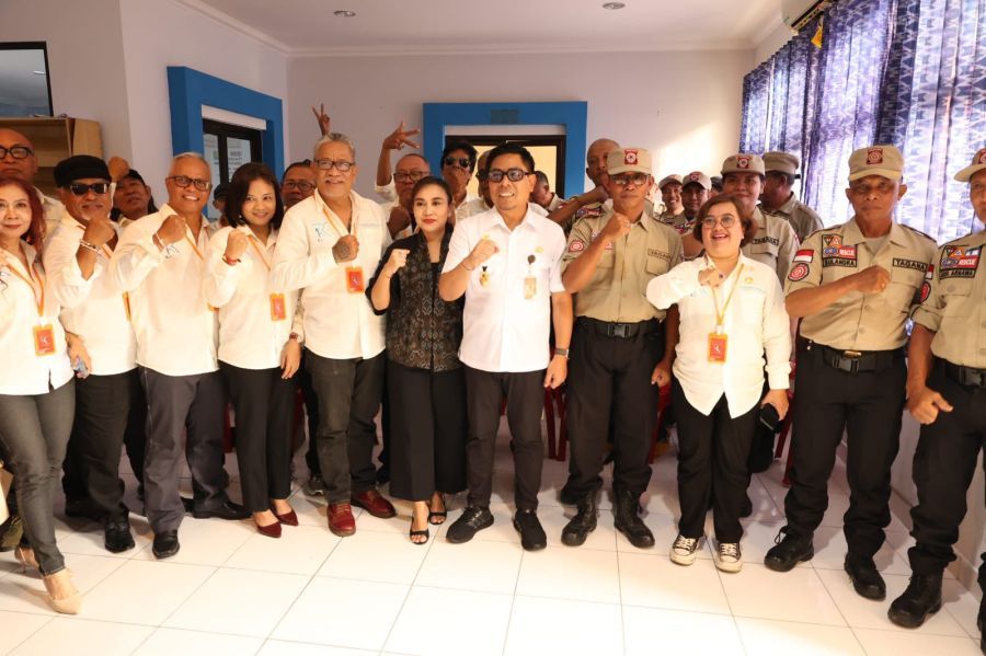 Wakil Walikota Denpasar, I Kadek Agus Arya Wibawa mengukuhkan secara resmi Pengurus Forum Koordinasi Taruna Siaga Bencana (Tagana) dan Pengurus Komunitas Pejalan Lapangan Puputan (Kaplut) Sport and Music. Pengukuhan tersebut dilaksanakan dengan penandatanganan berita acara di Graha Nawasena Denpasar, Bali, Rabu (10/6/2026). (foto/sukadana)