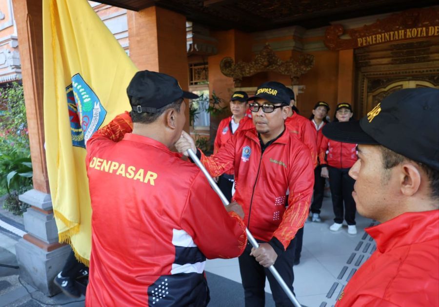Wakil Walikota Denpasar, I Kadek Agus Arya Wibawa melepas secara resmi Kontingen Kota Denpasar yang akan berlaga dalam ajang Pekan Olahraga (Porjar) Provinsi Bali tahun 2026, di halaman depan Kantor Wali Kota Denpasar, Bali, Rabu (3/6/2026). (foto/sukadana)