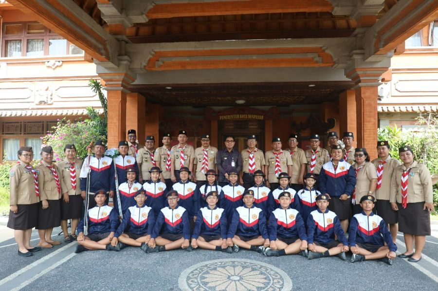 Wakil Walikota Denpasar, I Kadek Agus Arya Wibawa, yang juga menjabat Ketua Kwartir Cabang (Kwarcab) Pramuka Kota Denpasar, melepas Kontingen Kwarcab Gerakan Pramuka Kota Denpasar untuk mengikuti Lomba Tingkat IV Kwartir Daerah (Kwarda) Bali Tahun 2026, yang dilakukan di Kantor Walikota Denpasar, Bali, Selasa (13/10/2026). (foto/sukadana)