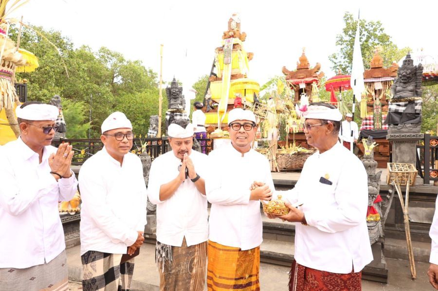 Wakil Walikota Denpasar, I Kadek Agus Arya Wibawa mengikuti prosesi Mendem Pedagingan serangkaian Karya Melaspas lan Mendem Pedagingan Pelinggih  Pura Segara Giri Wisesa, Desa Adat Sidakarya, Denpasar, Bali, Senin (16/2/2026) bertepatan Rahina Tilem Kawolu. (foto/sukadana)