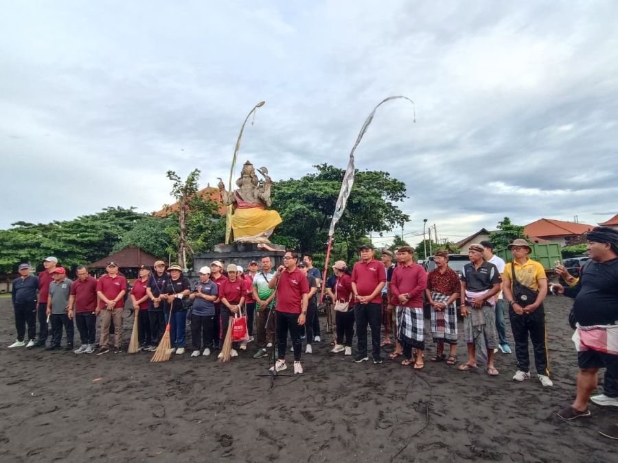 Wakil Wali Kota Denpasar I Kadek Agus Arya Wibawa memimpin aksi bersih pantai di Pantai Biaung, Denpasar Timur. (sukadana)
