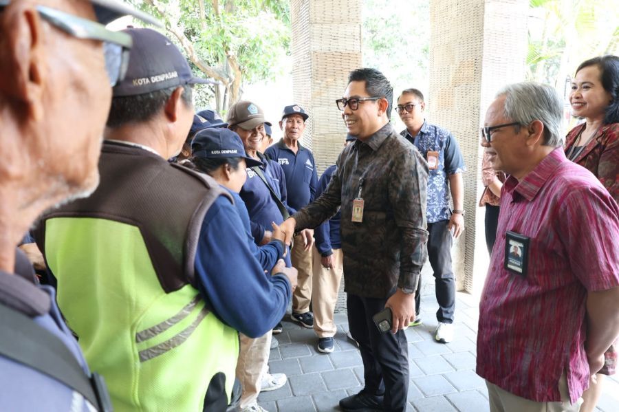 Wakil Walikota Denpasar, I Kadek Agus Arya Wibawa saat menghadiri evaluasi Tata Kelola Perusahaandan Digitalisasi di Perumda Bhukti Praja Sewakadarma, Denpasar, Bali, Jumat (21/8/2026). (foto/sukadana)