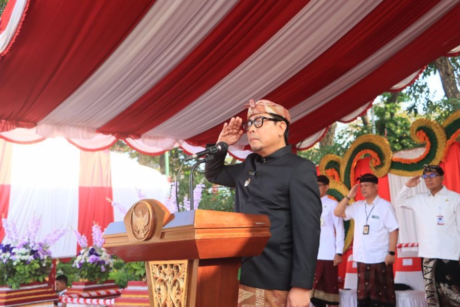 Wakil Walikota Denpasar I Kadek Agus Arya Wibawa memipin pelaksanaan apel upacara bendera dalam rangka memperingati Hari Jadi ke-68 Provinsi Bali, di Lapangan Lumintang, Denpasar, Bali, Jumat (14/8/2026). (foto/sukadana)