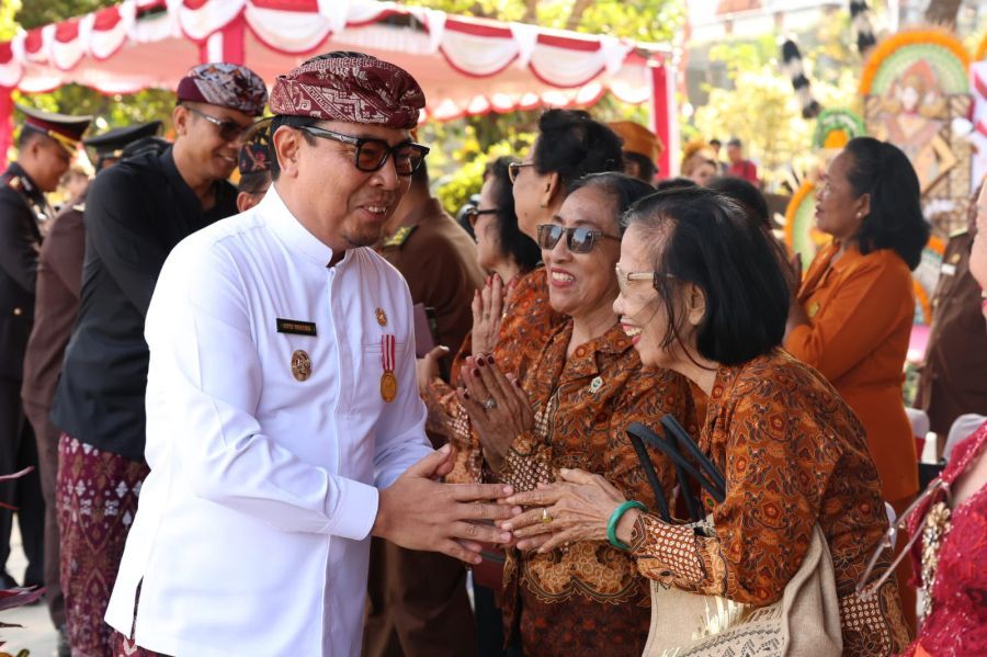 Wakil Walikota Denpasar, I Kadek Agus Arya Wibawa saat bertindak sebagai Inspektur Upacara pada Apel Penurunan Bendera dalam rangka memperingati Hari Ulang Tahun (HUT) ke-81 Kemerdekaan Republik Indonesia, yang berlangsung di Lapangan Lumintang, Kota Denpasar, Bali, Senin (17/8/2026) sore. (foto/sukadana)