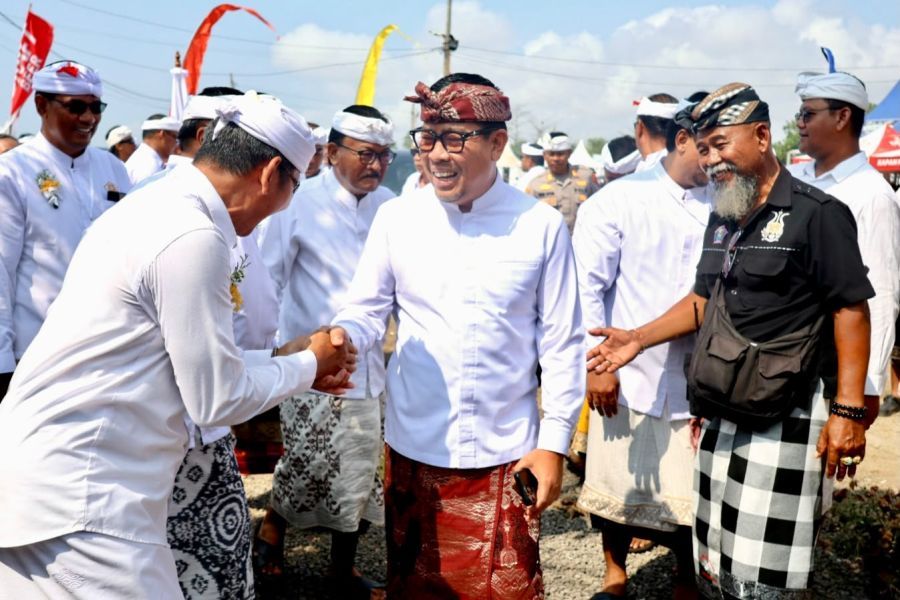 Wakil Walikota Denpasar, I Kadek Agus Arya Wibawa memimpin apel Peringatan Hari Kesaktian Pancasila di Kota Denpasar yang digelar di Lapangan Lumintang, Denpasar, Bali, Kamis (1/10/2026). (foto/sukadana)