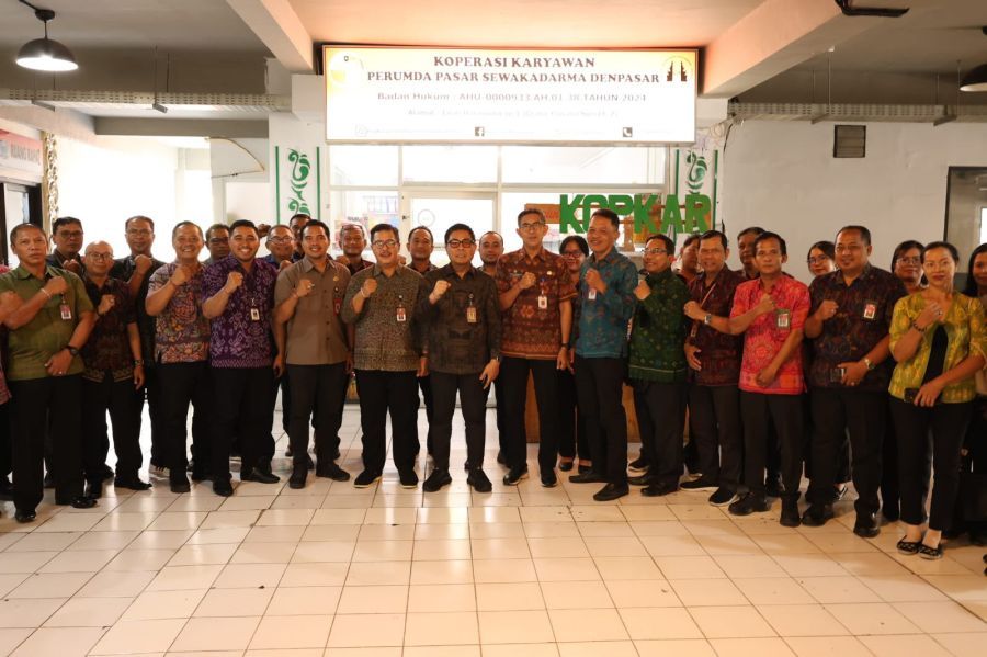 Wakil Walikota Denpasar, I Kadek Agus Arya Wibawa, melakukan kunjungan kerja ke Perusahaan Daerah Pasar Kota Denpasar, Bali, Jumat (21/8/2026). (foto/sukadana)