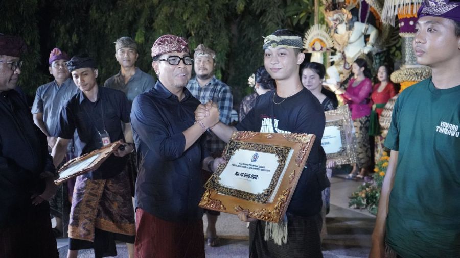 podiumnews.com-Wawali Denpasar Tutup Parade Baleganjur, Dorong Kreativitas Generasi Muda