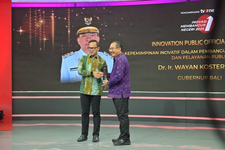 Kepala Diskominfos Bali Gede Pramana mewakili Gubernur Bali menerima penghargaan Innovation Public Official Leader di Jakarta. (Biro Humas Pemprov Bali)